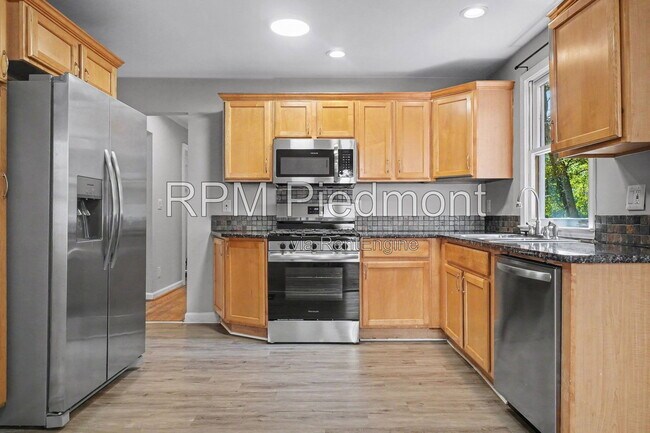 Building Photo - 1231 Stoneybrook Dr SE