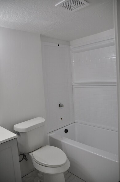 Building Photo - 752 Village Way N