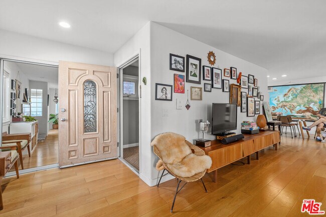 Building Photo - 20 Quarterdeck St