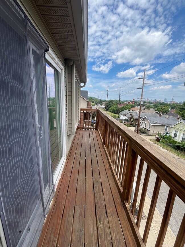 Building Photo - 3-Bedroom Townhome