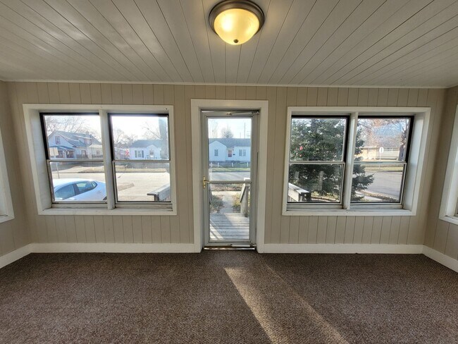 Building Photo - 2 Bedroom, 1 Bathroom home with front porch and fenced yard!