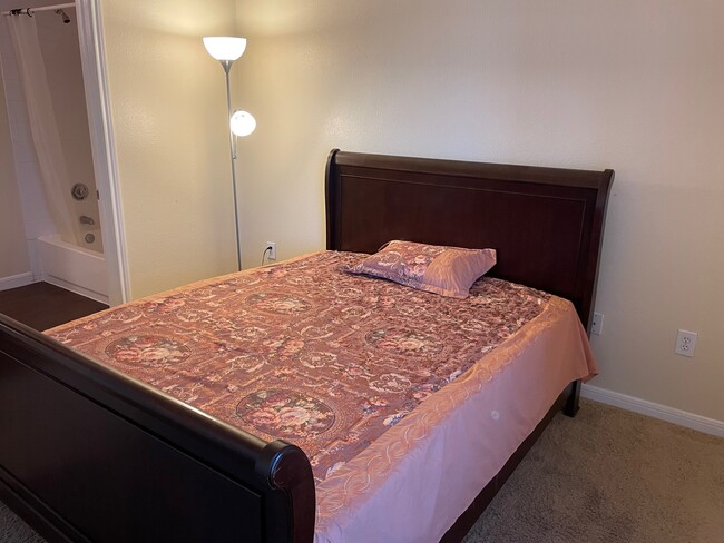 Queen bed - 2320 Gracy Farms Ln