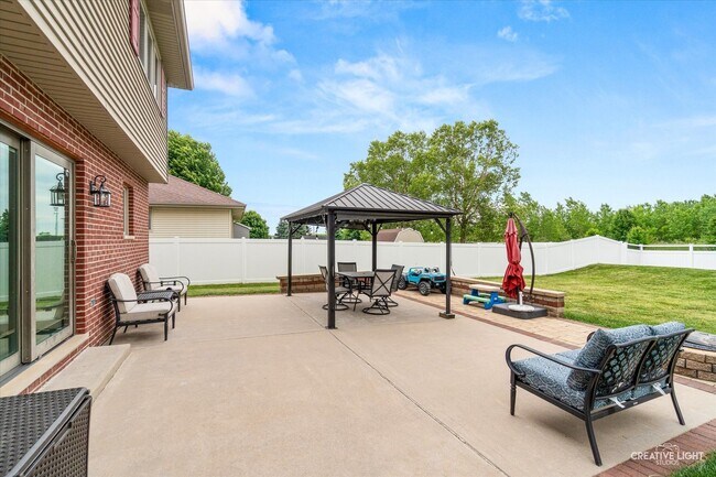Building Photo - 610 High Grove Dr