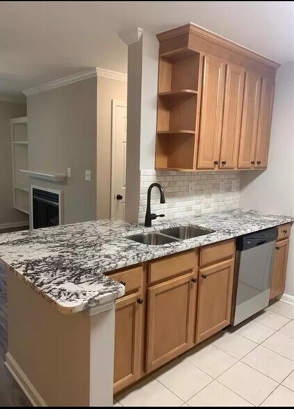 Kitchen - 515 Granville Ct