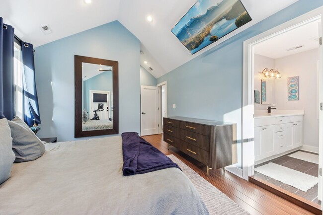 Building Photo - 1717 N Hudson Ave