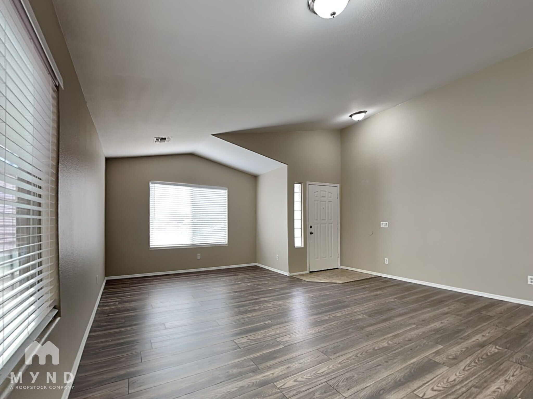 Building Photo - 1034 E Saddle Way