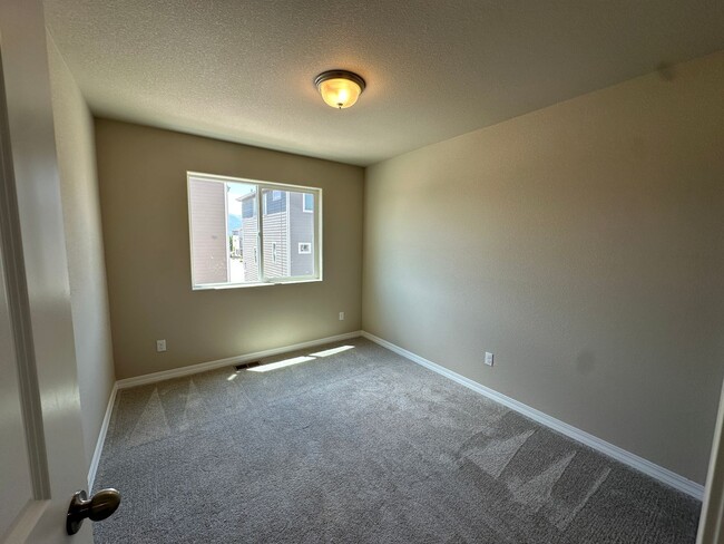 Building Photo - Modern Living in Skyview Village