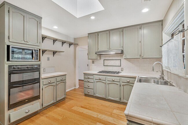 Building Photo - 3BD/2BA Home | Central A/C | 2-Car Garage | Top Schools