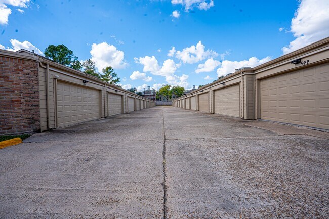 Building Photo - 928 Memorial Village Dr