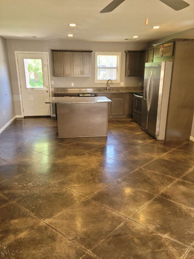 Building Photo - "Chic 2-Bedroom Duplex with Granite Elegance at 708-1 Freeman Street, Jonesboro!"