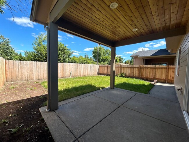 Building Photo - 3 Bed, 2.5 Bath Townhouse/Duplex - Modern Living in a Great Location!