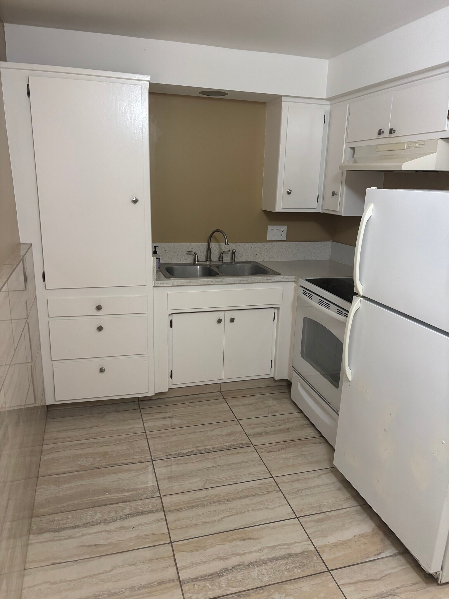 Building Photo - 15903 Halldale Ave