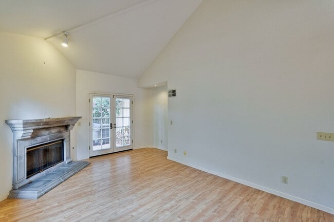 Building Photo - Lovely and spacious 3BR 2.5BA townhouse in...