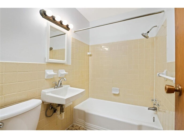 Bathroom - 15 Malcolm Ave SE