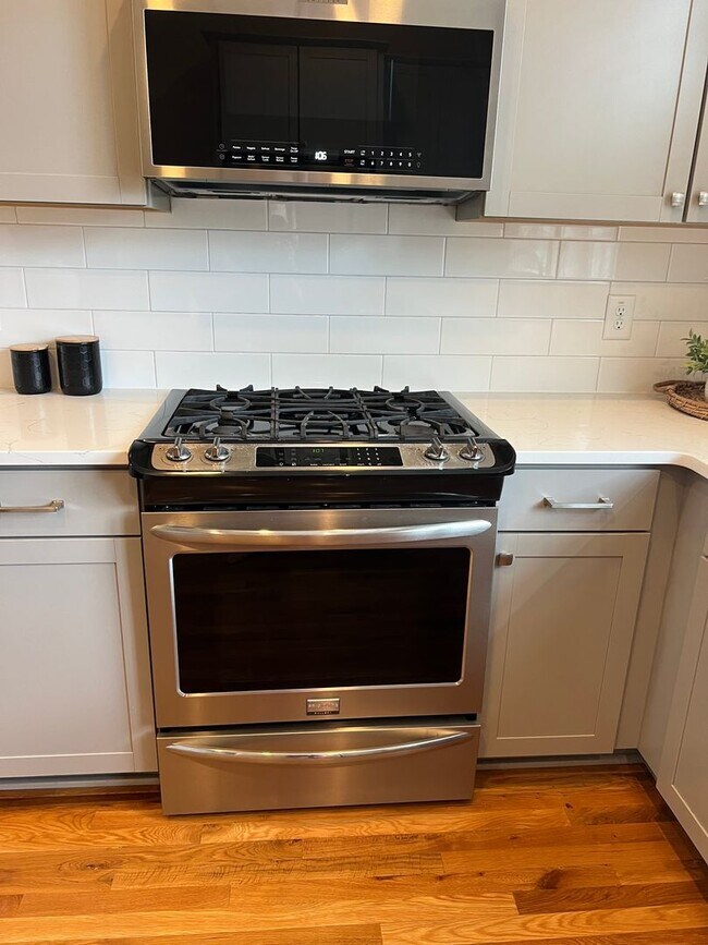 Building Photo - WOW!! One of the best Locations in one of the most desired neighborhoods