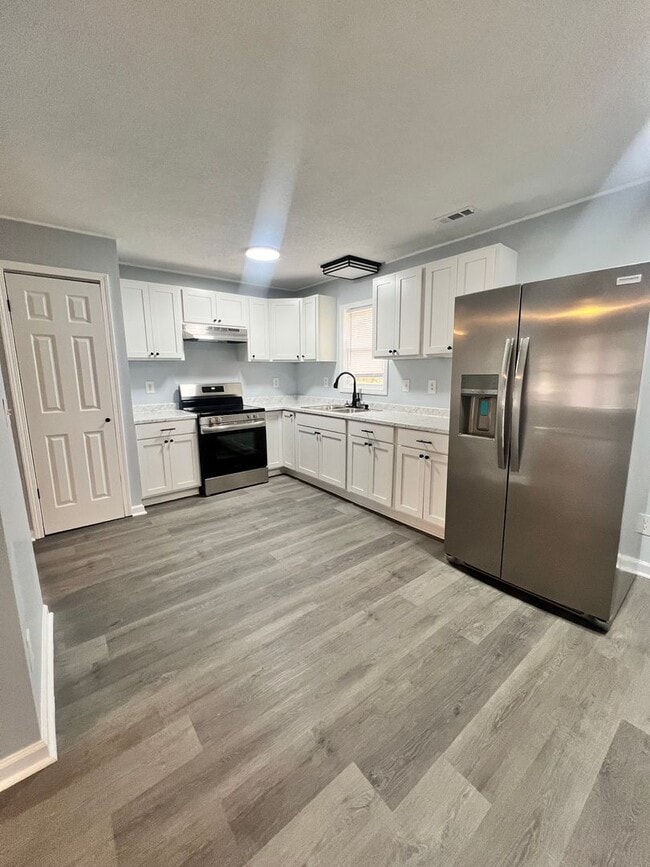 Building Photo - Charming Single-Family Home with Fenced in Backyard!