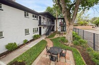 Building Photo - 2207 Mimosa Dr