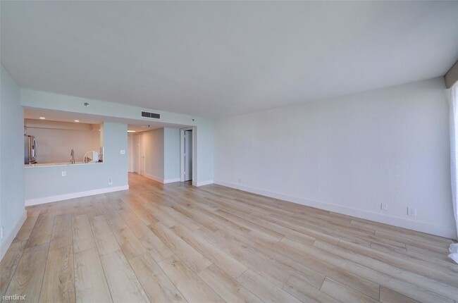 Building Photo - 2 br, 2 bath Condo - 2900 NE 14th Street C...