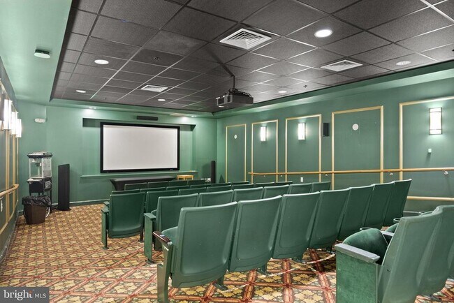 Building Photo - 170 Greentree Rd