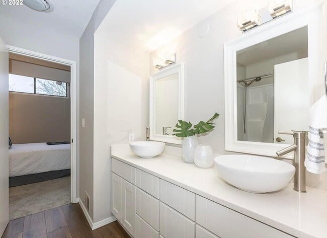 Bright and updated bathrooms - 704 N Tomahawk Island Dr