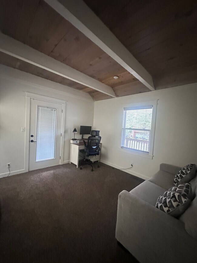 Building Photo - Charming, Fully Furnished 4 Bedroom House in Quiet Neighborhood- Pet Friendly!