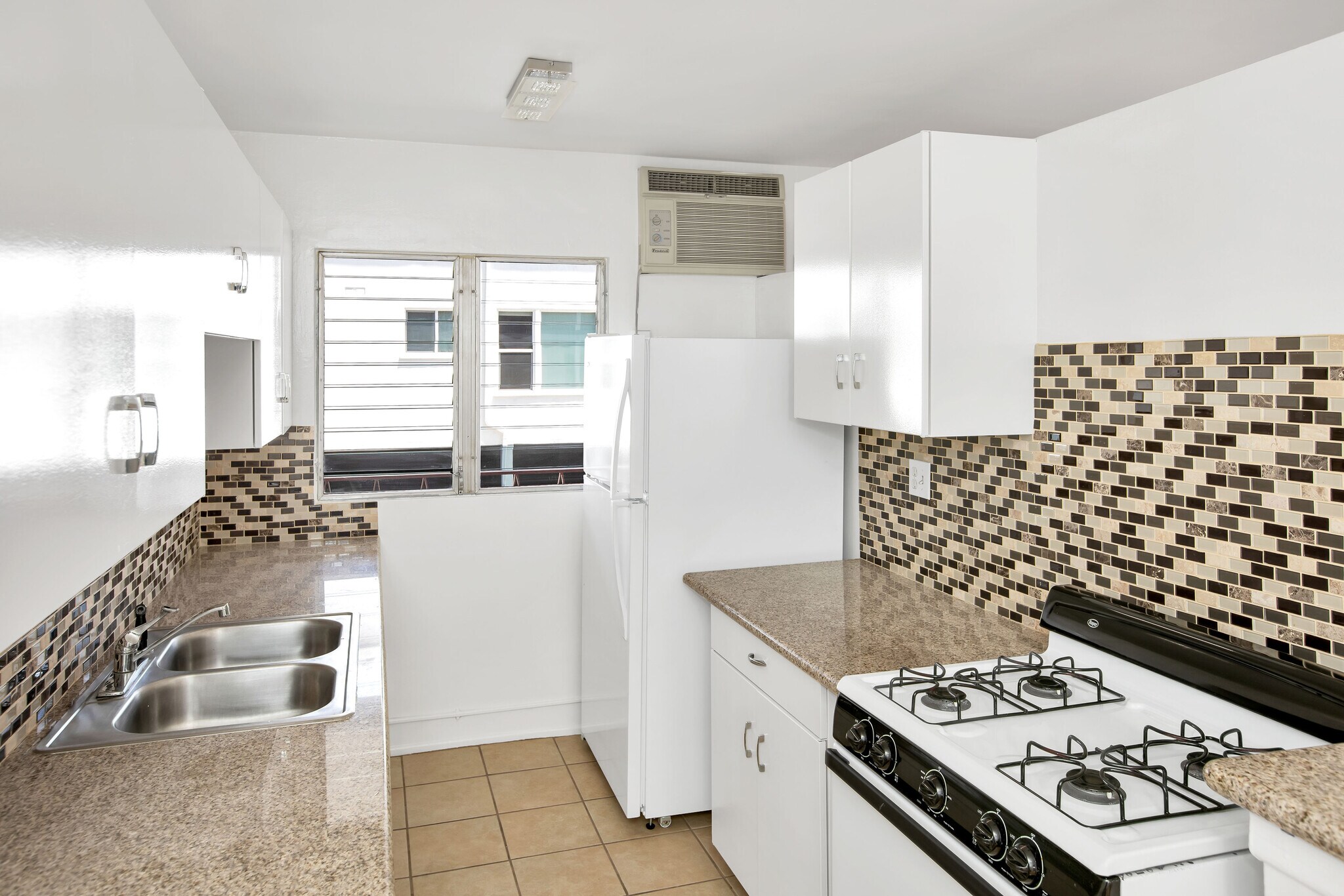 Building Photo - 7566 Romaine St