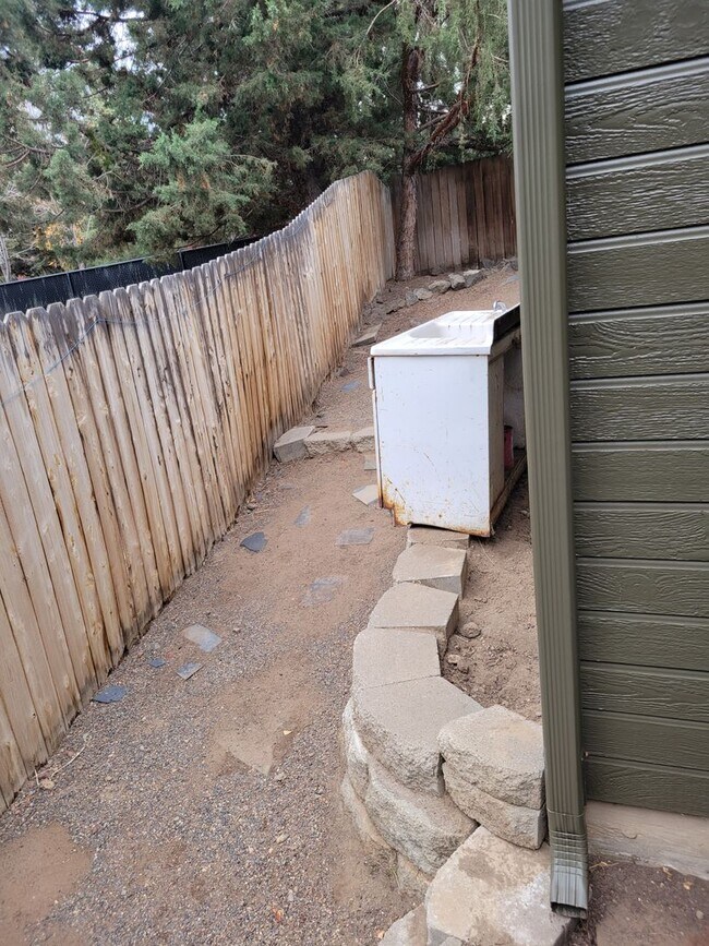 Building Photo - Newly painted  2,000+ sq home with RV parking