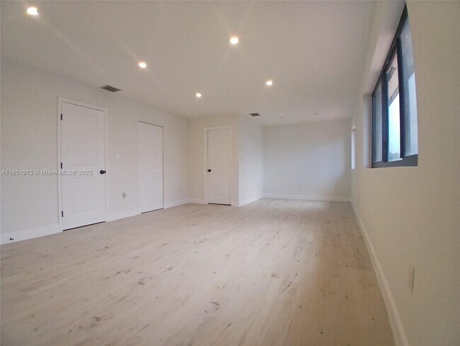 Building Photo - 1070 SW 135th Pl