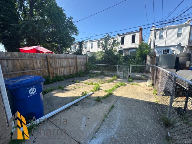 Building Photo - Comfortable 3-Bedroom with Hardwood Floors...