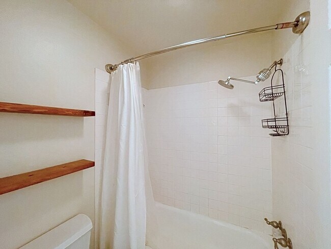 Building Photo - 3 Bedroom Condo Located off Jefferson Hwy ...