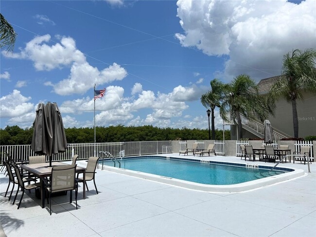 Building Photo - 8825 Bay Pointe Dr