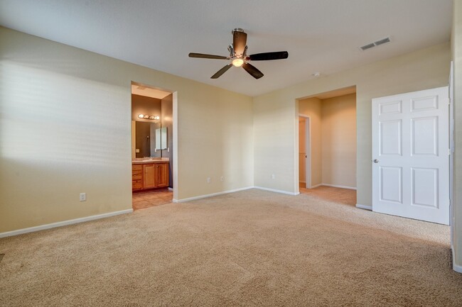 Building Photo - $2,675 - 2 Bed, 2 Bath Updated Condo in Hi...