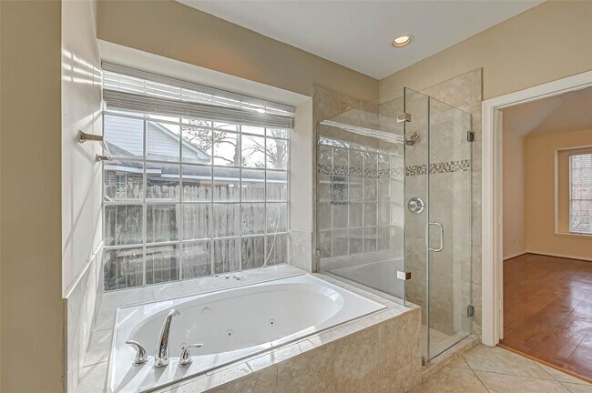 Building Photo - 910 Chinni Ct
