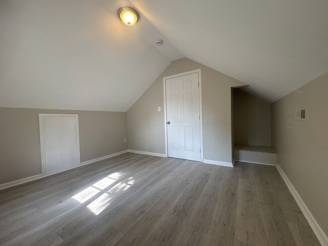 Building Photo - Updated 3 Bed 1 Bath w/Large Yard