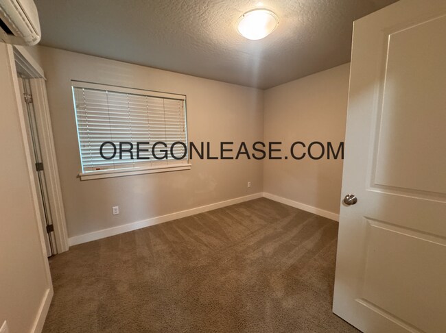 Building Photo - 2 bedroom 2.5 bath End Unit townhouse in Cal Young Area