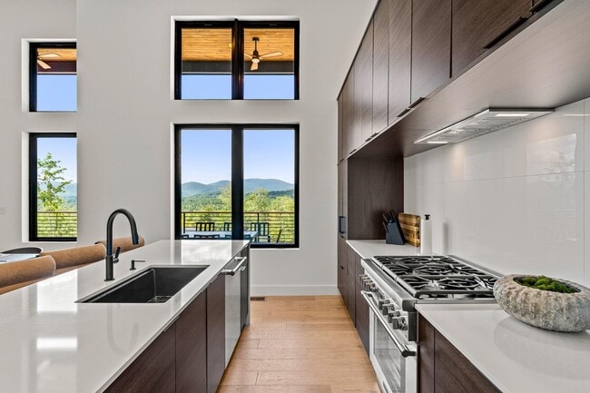 Building Photo - 162 Pond Rd