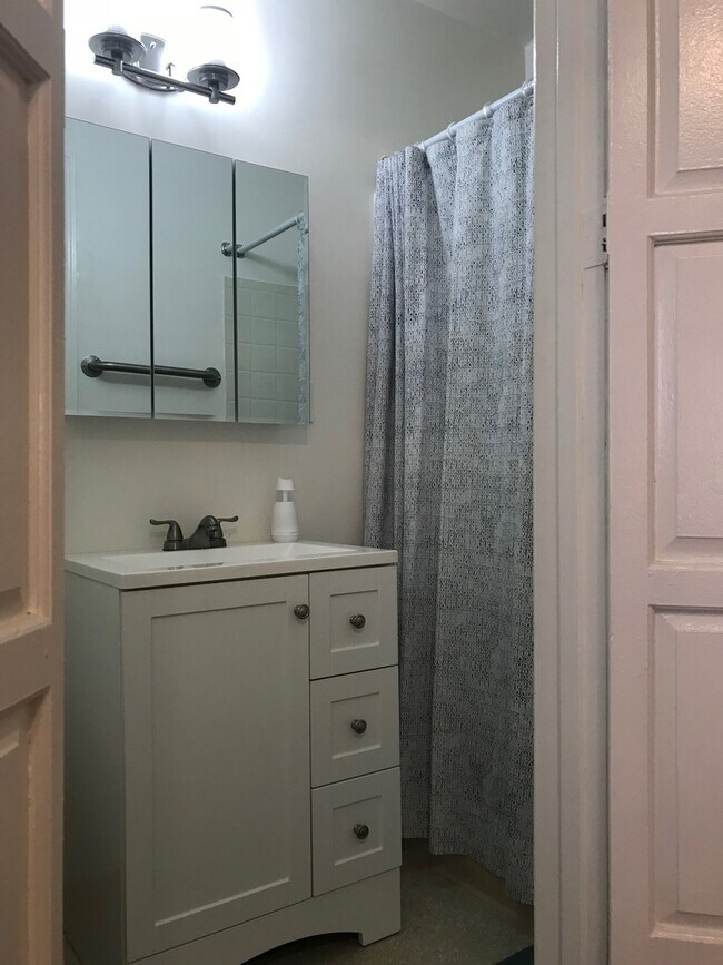Building Photo - Gorgeous 1+1  in Glendale - Close to Eagle...