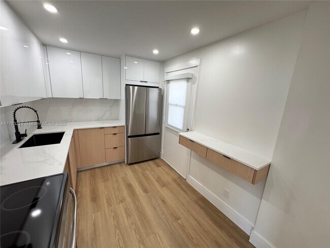Building Photo - 3475 N Country Club Dr