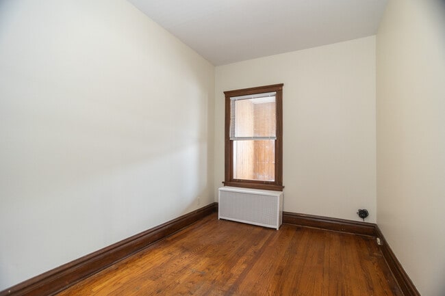 Building Photo - 1451 W Thome Ave
