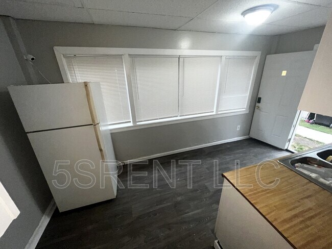 Building Photo - 240 S Mary Ellen St