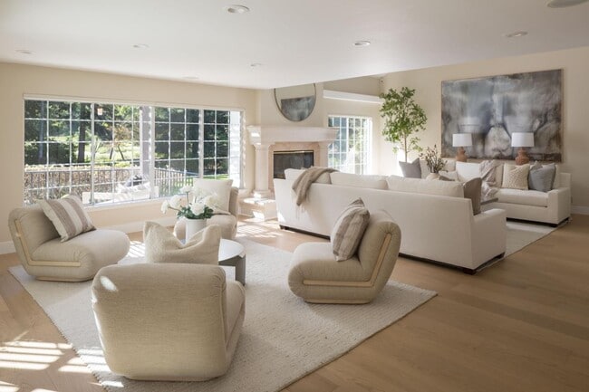 Building Photo - 10 Meadow Ln