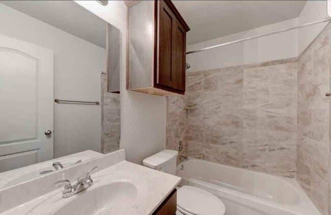 Building Photo - 613 Lost Trl