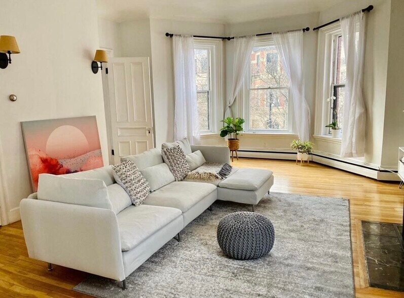 Building Photo - 337 Beacon St