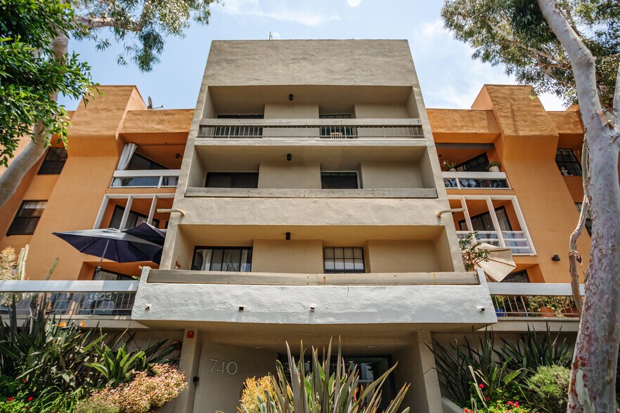 Building Photo - 740 N Kings Rd