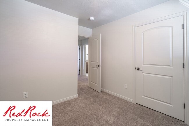 Building Photo - Lovely townhome with Community Pool!