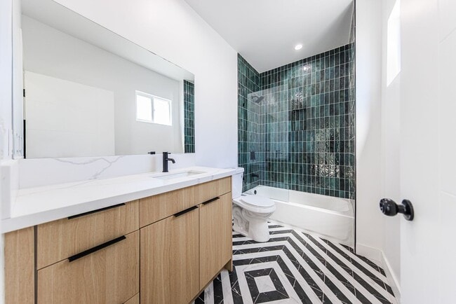 Building Photo - 2847 S Victoria Ave