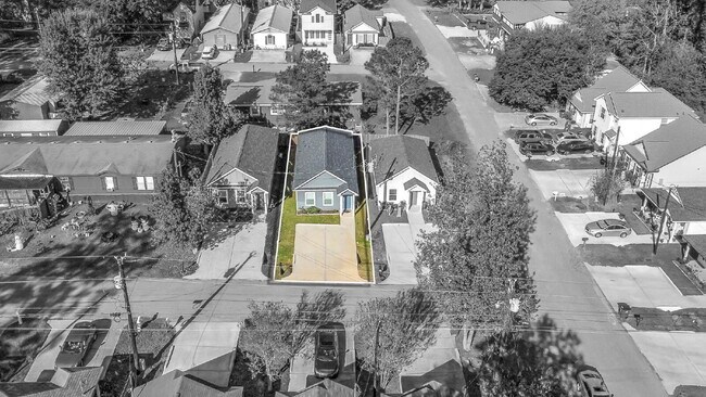 Building Photo - MOVE IN READY - Like NEW built in 2023, this 3 bedroom, 2  bath quaint home provides comfort and ...