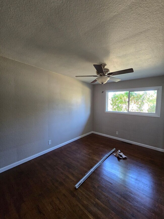 Building Photo - Pet Friendly Single Level 3 Bed 2 Bath Hom...