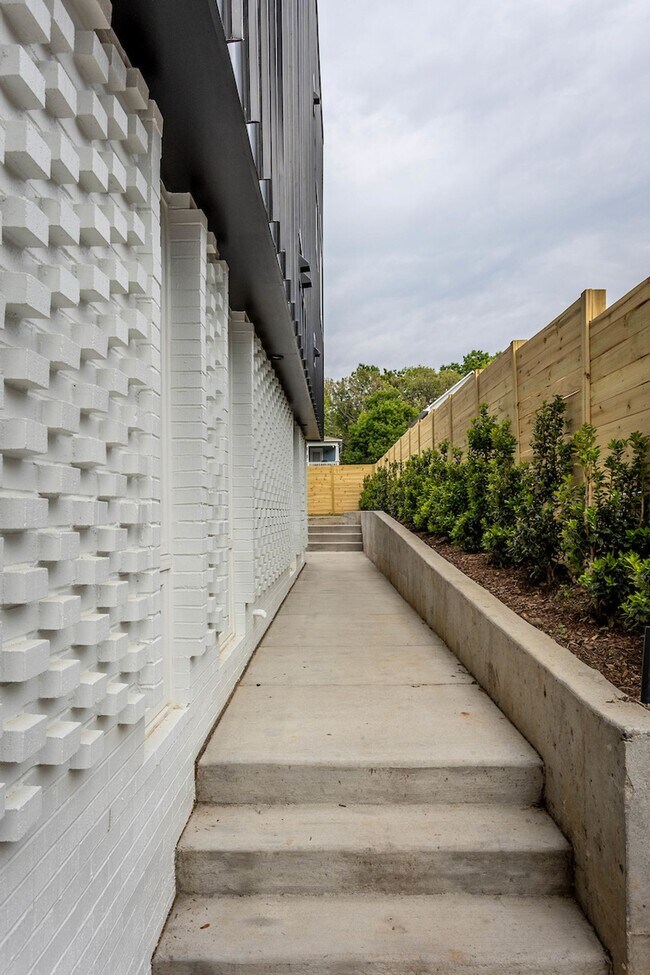 Building Photo - 323-325 S East St