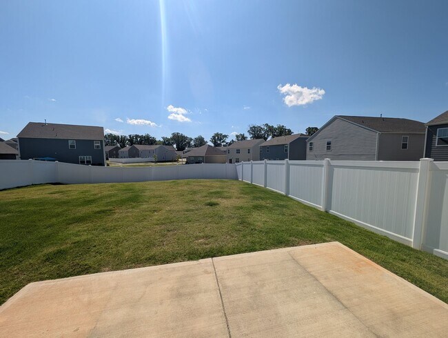 Building Photo - Spacious 2 story, 5 bedroom, 3 bath Home located in Secrest Commons Community!